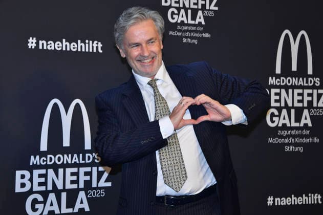 Timothy Peach bei der 20. McDonald s Benefiz Gala zugunsten der McDonald s Kinderhilfe Stiftung in den Eisbach Studios. München, 06.12.2025