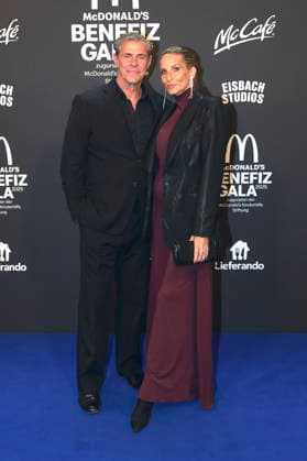 Sven Martinek mit Partnerin Bianca Rütter bei der 20. McDonald s Benefiz Gala zugunsten der McDonald s Kinderhilfe Stiftung in den Eisbach Studios. München, 06.12.2025