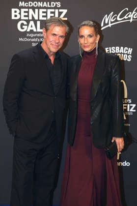 Sven Martinek mit Partnerin Bianca Rütter bei der 20. McDonald s Benefiz Gala zugunsten der McDonald s Kinderhilfe Stiftung in den Eisbach Studios. München, 06.12.2025