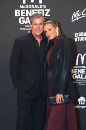 Sven Martinek mit Partnerin Bianca Rütter bei der 20. McDonald s Benefiz Gala zugunsten der McDonald s Kinderhilfe Stiftung in den Eisbach Studios. München, 06.12.2025