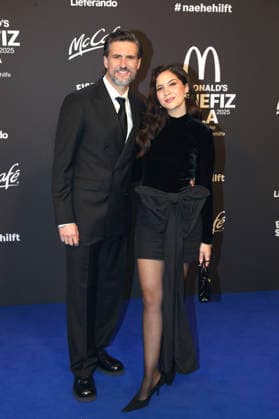 Tom Beck mit Ehefrau Chryssanthi Kavazi bei der 20. McDonald s Benefiz Gala zugunsten der McDonald s Kinderhilfe Stiftung in den Eisbach Studios. München, 06.12.2025