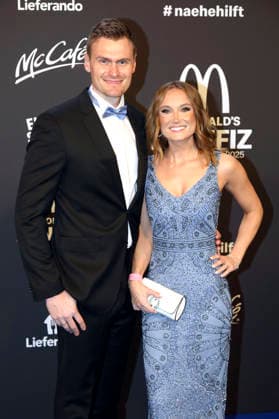 Hannes Ocik mit Ehefrau Nele Ocik bei der 20. McDonald s Benefiz Gala zugunsten der McDonald s Kinderhilfe Stiftung in den Eisbach Studios. München, 06.12.2025