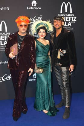 Julian F.M. Stoeckel mit Partner Marcell Damaschke und Pauline Stolze bei der 20. McDonald s Benefiz Gala zugunsten der McDonald s Kinderhilfe Stiftung in den Eisbach Studios. München, 06.12.2025