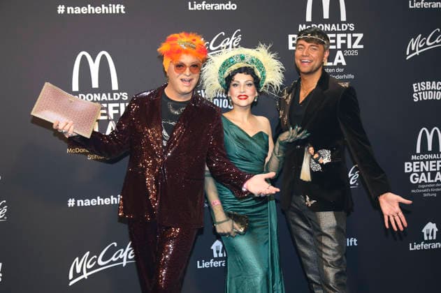 Julian F.M. Stoeckel mit Partner Marcell Damaschke und Pauline Stolze bei der 20. McDonald s Benefiz Gala zugunsten der McDonald s Kinderhilfe Stiftung in den Eisbach Studios. München, 06.12.2025