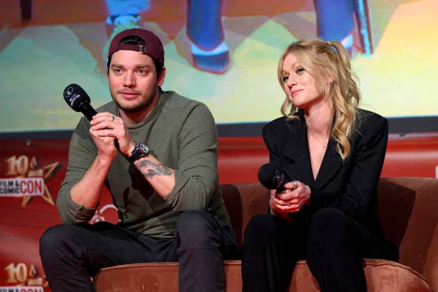 Die Schauspieler Dominic Sherwood und Katherine McNamara (u.a. Shadowhunters) auf der German Film & Comic Con Dortmund in der Messe Dortmund. Dortmund, 06.12.2025 NRW Deutschland Copyright: xDwixAnoraganingrumx