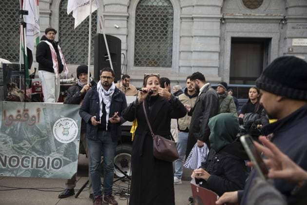 Milan, Piazza della Scala, On the occasion of the premiere at La Scala of A Lady Macbeth in the Mtsensk District by Dmitry Shostakovich. for the 2025-2026 season, Presidium The ceasefire is a Zionist lie, genocide and ethnic cleansing continue. Let s bring solidarity to the center of Milan! With CUB, Association of Palestinians in Italy (API), in a separate part the CIGL presidium and some musicians of the Teatro alla Scala play  Copyright: xFrancescoxEnriquezx xipa-agency.netx xFrancescoxEnriquezx IPA_Agency_IPA68873472