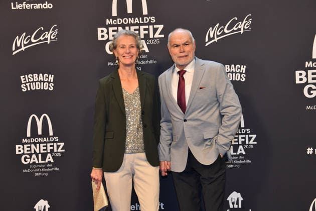 Lugner Burmann mit Begleitung McDonalds Benefiz Gala McDonalds Kinderhilfe Stiftung Eisbach Studios München 06. Dezember 2025