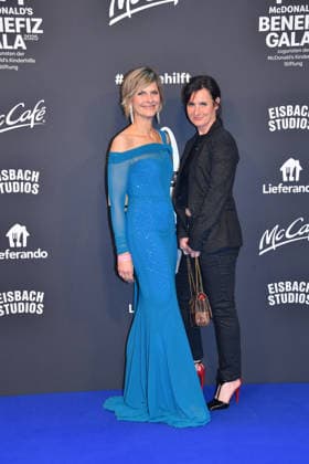 Barbara Hahlweg und Petra Glinski McDonalds Benefiz Gala McDonalds Kinderhilfe Stiftung Eisbach Studios München 06. Dezember 2025