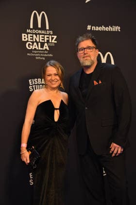 Nova Meierhenrich und Brian Bojsen McDonalds Benefiz Gala McDonalds Kinderhilfe Stiftung Eisbach Studios München 06. Dezember 2025