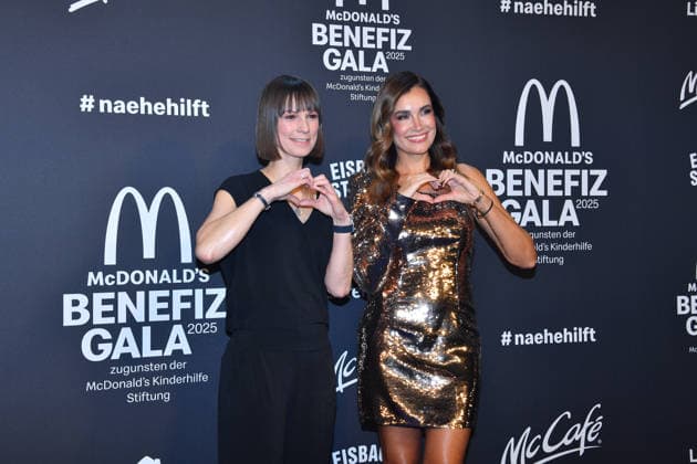 Christina Stürmer und Jana Ina Zarella McDonalds Benefiz Gala McDonalds Kinderhilfe Stiftung Eisbach Studios München 06. Dezember 2025