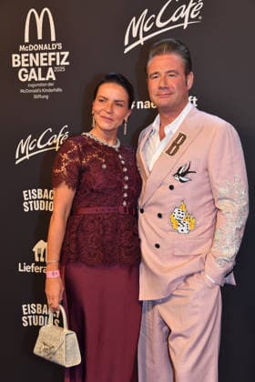 Sasha mit Ehefrau Julia Röntgen McDonalds Benefiz Gala McDonalds Kinderhilfe Stiftung Eisbach Studios München 06. Dezember 2025