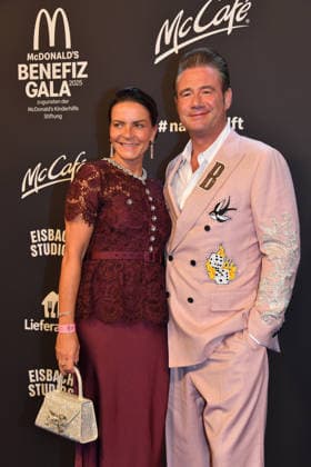 Sasha mit Ehefrau Julia Röntgen McDonalds Benefiz Gala McDonalds Kinderhilfe Stiftung Eisbach Studios München 06. Dezember 2025