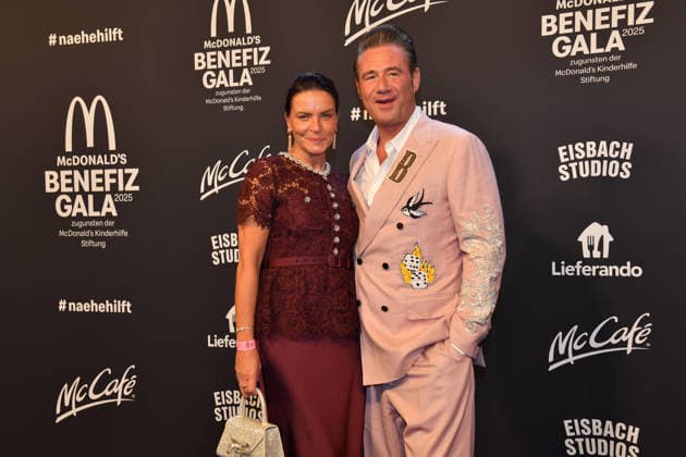 Sasha mit Ehefrau Julia Röntgen McDonalds Benefiz Gala McDonalds Kinderhilfe Stiftung Eisbach Studios München 06. Dezember 2025