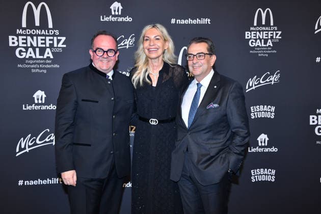 Clemens Baumgärtner, Saskia Greipl-Kostandinidis und Stavros Konstantinidis McDonalds Benefiz Gala McDonalds Kinderhilfe Stiftung Eisbach Studios München 06. Dezember 2025