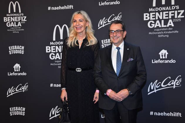 Saskia Greipl-Kostandinidis und Stavros Konstantinidis McDonalds Benefiz Gala McDonalds Kinderhilfe Stiftung Eisbach Studios München 06. Dezember 2025
