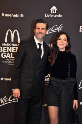 Tom Beck mit Ehefrau Chryssanthi Kavazi McDonalds Benefiz Gala McDonalds Kinderhilfe Stiftung Eisbach Studios München 06. Dezember 2025