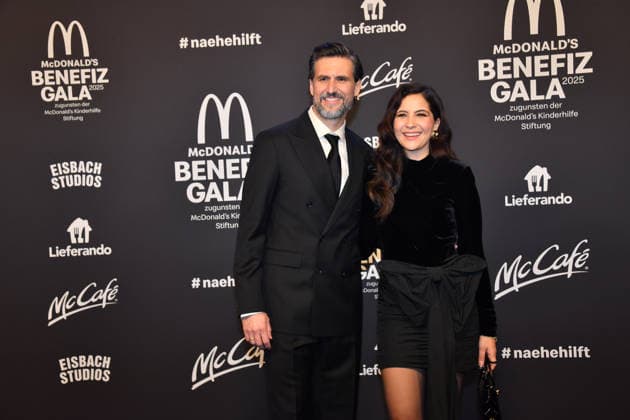 Tom Beck mit Ehefrau Chryssanthi Kavazi McDonalds Benefiz Gala McDonalds Kinderhilfe Stiftung Eisbach Studios München 06. Dezember 2025