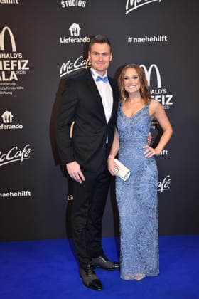 Hannes Ocik mit Ehefrau Nele McDonalds Benefiz Gala McDonalds Kinderhilfe Stiftung Eisbach Studios München 06. Dezember 2025