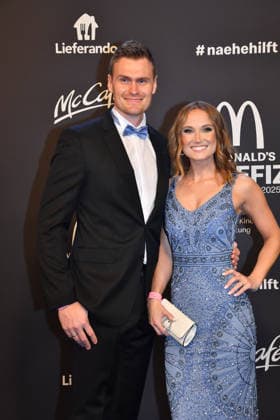Hannes Ocik mit Ehefrau Nele McDonalds Benefiz Gala McDonalds Kinderhilfe Stiftung Eisbach Studios München 06. Dezember 2025