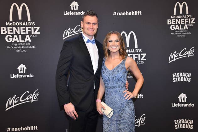 Hannes Ocik mit Ehefrau Nele McDonalds Benefiz Gala McDonalds Kinderhilfe Stiftung Eisbach Studios München 06. Dezember 2025