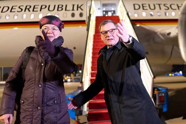 Johann Wadephul (CDU), Bundesaussenminister, wird auf dem Flughafen in Peking von Dr. Patricia Hildegard Flor,¨Botschafterin der Bundesrepublik Deutschland in der Volksrepublik China, empfangen. Peking, 08.12.2025. Fotografiert im Auftrag des Auswaertigen Amtes. Peking China *** Johann Wadephul CDU , Federal Foreign Minister, is received at the airport in Beijing by Dr. Patricia Hildegard Flor,¨Ambassador of the Federal Republic of Germany to the Peoples Republic of China, Beijing, 08 12 2025 Photographed on behalf of the Foreign Office Beijing China Copyright: xThomasxImo AAx