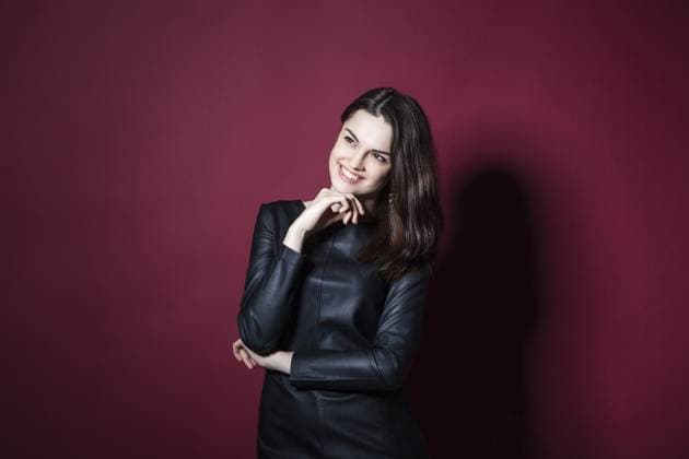 Junges schönes Model posiert im Lederkleid auf rotem Hintergrund Young beautiful model posing in leather dress on red background Copyright: imageBROKER IuliiaxIsaeva ibxiqx15403795.jpg ,model released, Symbolfoto ,property released