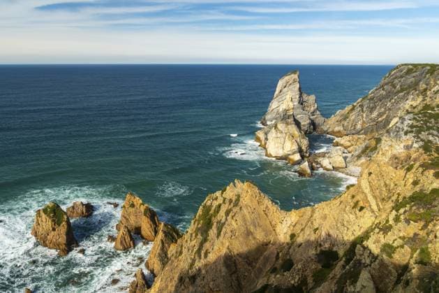 Creative Highlights World Cabo da Roca, Ursa Beach, Seestapel, Klippen und Atlantikwellen an sonnigen Tagen. Portugal Cabo da Roca, Ursa Beach, Sea Stacks, Cliffs and Atlantic Ocean Waves on Sunny Day. Portugal Copyright: imageBROKER MaksimxZabarovskii ibxmza15815965.jpg