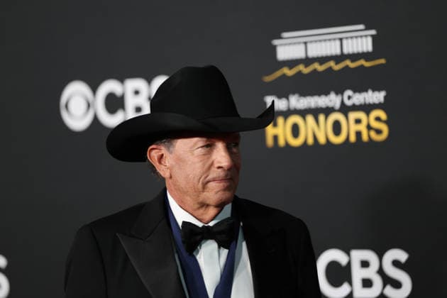 The singer George Strait poses on the red carpet at the Kennedy Honors at the Kennedy Center in Washington, United States, 07 December 2025. Gala in honor of the 2025 Kennedy Center honorees !ACHTUNG: NUR REDAKTIONELLE NUTZUNG!  Copyright: xOctavioxGuzmánx AME6744 20251208-55018768465_1