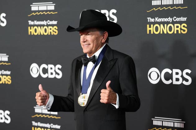 The singer George Strait poses on the red carpet at the Kennedy Honors at the Kennedy Center in Washington, United States, 07 December 2025. Gala in honor of the 2025 Kennedy Center honorees !ACHTUNG: NUR REDAKTIONELLE NUTZUNG!  Copyright: xOctavioxGuzmánx AME6743 20251208-55018768480_1