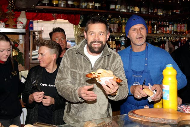 Tina Schüssler, Klaas Heufer-Umlauf und Steffen Kurz bei einer Benefizaktion mit Promi-Charity-Grillen an der Glühweinhütte im Einkaufszentrum Das Schloss . Berlin, 07.12.2025