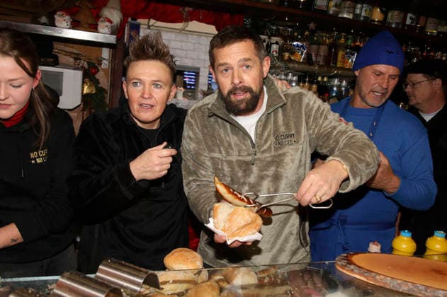 Tina Schüssler, Klaas Heufer-Umlauf und Steffen Kurz bei einer Benefizaktion mit Promi-Charity-Grillen an der Glühweinhütte im Einkaufszentrum Das Schloss . Berlin, 07.12.2025
