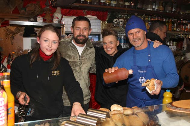 Tina Schüssler und Klaas Heufer-Umlauf bei einer Benefizaktion mit Promi-Charity-Grillen an der Glühweinhütte im Einkaufszentrum Das Schloss . Berlin, 07.12.2025
