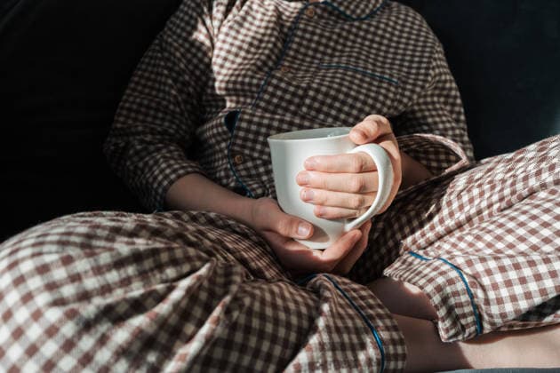 child s hand holding a mug whilst sitting on a sofa at home Stockholm, Stockholm County, Sweden CR_RABE251203CF-1891087-01 ,model released, Symbolfoto