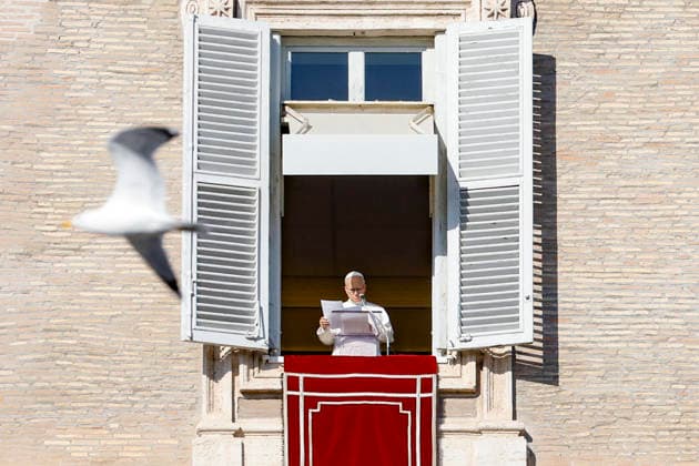 News Bilder des Tages December 8, 2025, Vatican City, VATICAN: Pope Leo XIV leads the Angelus prayer from the window of his office overlooking Saint Peter s Square, in Vatican City, 08 December 2025. ANSA FABIO FRUSTACI. Vatican City VATICAN  - ZUMAa110 20251208_zaf_a110_001 Copyright: xFabioxFrustacix