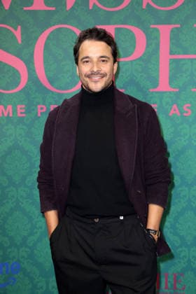 Kostja Ullmann bei der Premiere der Serie Miss Sophie - Same Procedure As Every Year (Amazon Prime) am 8.12.2025 in Claerchens Ballhaus in Berlin Miss Sophie Serien Premiere in Berlin