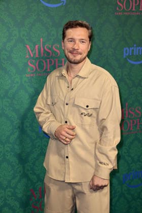 Jacob Matschenz bei der Premiere der Serie Miss Sophie - Same Procedure As Every Year (Amazon Prime) am 8.12.2025 in Claerchens Ballhaus in Berlin Miss Sophie Serien Premiere in Berlin