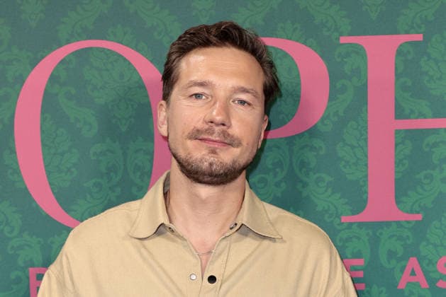 Jacob Matschenz bei der Premiere der Serie Miss Sophie - Same Procedure As Every Year (Amazon Prime) am 8.12.2025 in Claerchens Ballhaus in Berlin Miss Sophie Serien Premiere in Berlin