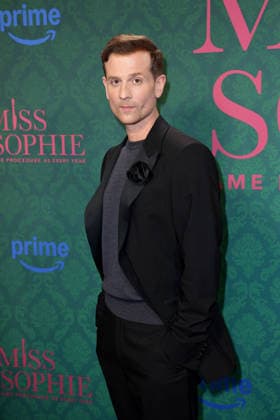 Christoph Schechinger bei der Premiere der Serie Miss Sophie - Same Procedure As Every Year (Amazon Prime) am 8.12.2025 in Claerchens Ballhaus in Berlin Miss Sophie Serien Premiere in Berlin