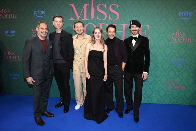 Moritz Bleibtreu, Christoph Schechinger, Jacob Matschenz, Alicia von Rittberg, Kostja Ullmann und Vladimir Korneev bei der Premiere der Serie Miss Sophie - Same Procedure As Every Year (Amazon Prime) am 8.12.2025 in Claerchens Ballhaus in Berlin Miss Sophie Serien Premiere in Berlin