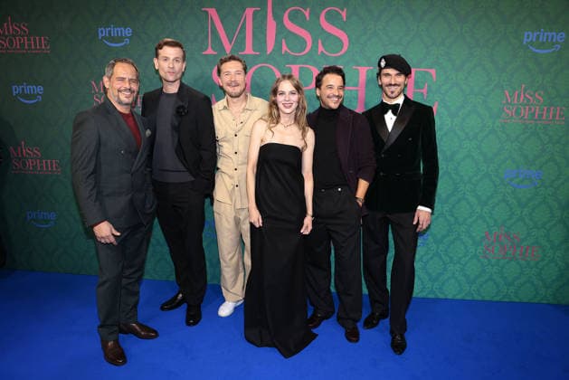 Moritz Bleibtreu, Christoph Schechinger, Jacob Matschenz, Alicia von Rittberg, Kostja Ullmann und Vladimir Korneev bei der Premiere der Serie Miss Sophie - Same Procedure As Every Year (Amazon Prime) am 8.12.2025 in Claerchens Ballhaus in Berlin Miss Sophie Serien Premiere in Berlin