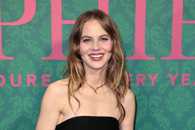Alicia von Rittberg bei der Premiere der Serie Miss Sophie - Same Procedure As Every Year (Amazon Prime) am 8.12.2025 in Claerchens Ballhaus in Berlin Miss Sophie Serien Premiere in Berlin