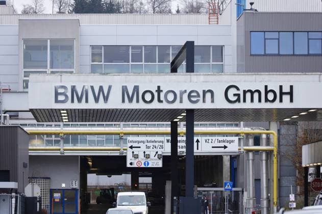 08.12.2025, Steyr, AUT, Unterwegs in Oberösterreich, Themenbild, Symbolbild, Verschiedene Themenbilder, BMW Steyr, im Bild BMW Motoren GmbH, BMW Group Werk Steyr, Werkshalle, Motorenfertigung, Firmengelaende, BMW Logo, Aussenansicht, Kfz-Industrie, Oberoesterreich, *** 08 12 2025, Steyr, AUT, On the road in Upper Austria, theme picture, symbol picture, various theme pictures, BMW Steyr, in the picture BMW Motoren GmbH, BMW Group plant Steyr, factory hall, engine production, company premises, BMW logo, exterior view, automotive industry, Upper Austria,