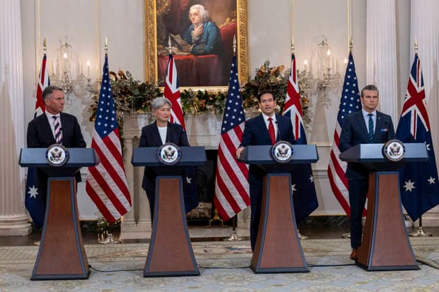 News Bilder des Tages December 8, 2025, Washington, District Of Columbia, United States: Secretary of State Marco Rubio (R2) accompanied by Australian Deputy Prime Minister and Defense Minister Richard Marles (L), Australian Foreign Minister Penny Wong (L2), and Secretary of War Pete Hegseth (R), speaks during a news conference at the State Department on December 8, 2025 in Washington, DC. The U.S. State Department is hosting the 35th Australia-United States Ministerial Consultations. Washington United States - ZUMAe119 20251208_znp_e119_028 Copyright: xMehmetxEserx
