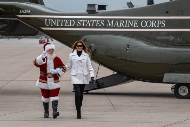 Entertainment Bilder des Tages December 8, 2025, Quantico, Virginia, USA: First Lady MELANIA TRUMP steps off a Marine Osprey holding Santa s arm as she waves to children at Marine Corps Base Quantico during a Toys For Tots event. Quantico USA - ZUMAs365 20251208_znp_s365_013 Copyright: xJoeyxSussmanx