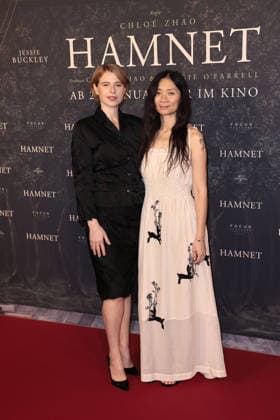 Entertainment Bilder des Tages Jessie Buckley und Regisseurin Chloe Zhao bei der Hamnet Kino Premiere am 8.12.2025 im Delphi Filmpalast in Berlin Hamnet Filmpremiere in Berlin