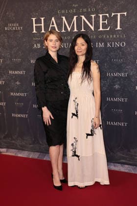 Jessie Buckley und Regisseurin Chloe Zhao bei der Hamnet Kino Premiere am 8.12.2025 im Delphi Filmpalast in Berlin Hamnet Filmpremiere in Berlin