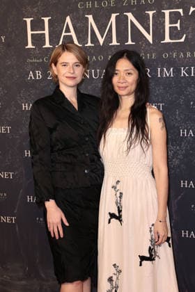 Jessie Buckley und Regisseurin Chloe Zhao bei der Hamnet Kino Premiere am 8.12.2025 im Delphi Filmpalast in Berlin Hamnet Filmpremiere in Berlin