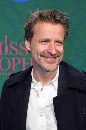 Max von Pufendorf bei der Premiere der Prime Video Serie MISS SOPHIE SAME PROCEDURE AS EVERY YEAR im Clärchens Ballhaus in Berlin am 08.12.2025