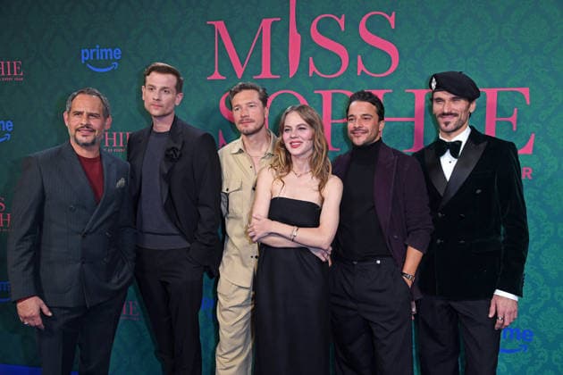 Moritz Bleibtreu, Christoph Schechinger, Jacob Matschenz, Alicia von Rittberg, Kostja Ullmann, Vladimir Korneev bei der Premiere der Prime Video Serie MISS SOPHIE SAME PROCEDURE AS EVERY YEAR im Clärchens Ballhaus in Berlin am 08.12.2025