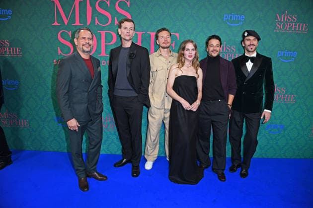Moritz Bleibtreu, Christoph Schechinger, Jacob Matschenz, Alicia von Rittberg, Kostja Ullmann, Vladimir Korneev bei der Premiere der Prime Video Serie MISS SOPHIE SAME PROCEDURE AS EVERY YEAR im Clärchens Ballhaus in Berlin am 08.12.2025